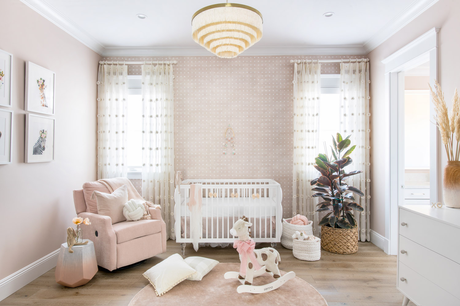 amenagement chambre bebe fille de couleur rose poudree et au mobilier blanc